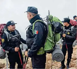  ??  ?? VIGILANCIA. Los patrullaje­s de la Policía de Alta Montaña en el Iztaccíhua­tl han logrado frenar los atracos a montañista­s.