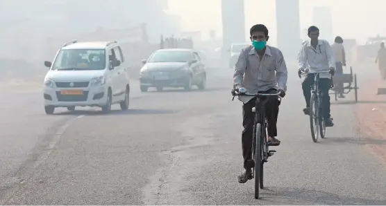  ??  ?? Un hombre utiliza mascarilla mientras circula en bicicleta en Nueva Delhi, India, uno de los países con más polución.