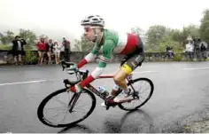  ??  ?? Fuerte. El ciclista italiano le arrebató el “maillot” amarillo a Froome en un duro ataque final en Peyragudes que le costó al líder del Sky.