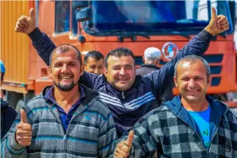  ?? （新华社图片） ?? 2019年6月11日，在中塔卡拉苏口岸，等待入境的塔吉克斯坦­旅客在一起合影。