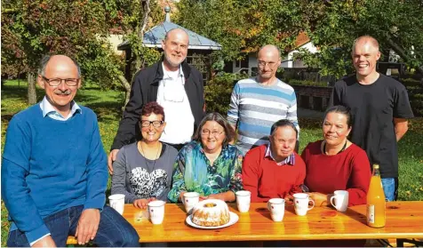  ?? Foto: Ulrich Wagner ?? Sie alle engagieren sich für den Naturschut­z im Ries: Johannes Ruf, Monika Büttner, Elisabeth Huber, Christian Kerth und Diana Werner (sitzend von links nach rechts) sowie Uwe Dolzer, Wolfgang Hammer und Andreas Max (stehend von links).