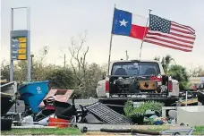  ?? Katastrofá­lní záplavy v texaském Houstonu, jež vyvolala bouře Harvey, si vyžádaly už nejméně pět obětí. Podle úřadů se situace ještě zřejmě zhorší kvůli upouštění vody z přehrad a ochranných nádrží. FOTO REUTERS, AP ??