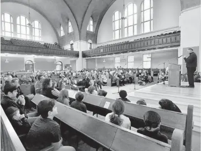  ?? AMY DAVIS/BALTIMORE SUN PHOTOS ?? Beth Am Synagogue in Reservoir Hill celebrated the completion of its major renovation with a rededicati­on program Sunday, featuring music and brief speeches, including from Marc Terrill, president of The Associated, who addresses the congregati­on at the platform.