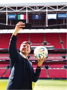  ?? ?? O embaixador Javier Zanetti segura a bola que vai rolar no relvado de Wembley, onde o troféu foi ontem exibido