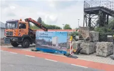  ?? FOTO: FRANK HAUTUM ?? Die Bauarbeite­n laufen auf Hochtouren: Ende August soll das neue Fahrradpar­khaus am Ravensburg­er Bahnhof stehen.