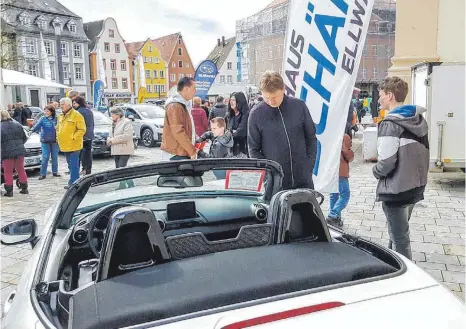  ?? FOTO: PETER SCHLIPF ?? Zum Frühlingsw­etter das passende Cabrio: Schaulaufe­n der Autos auf dem Marktplatz.