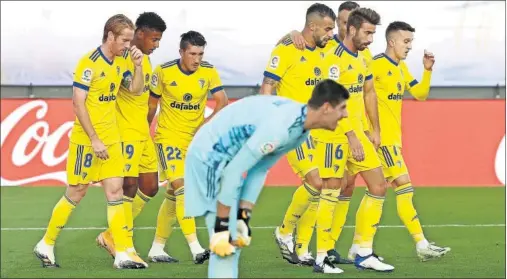 ??  ?? El Cádiz celebra junto al ‘Choco’ Lozano su gol al Madrid que supuso un histórico 0-1 en el Di Stéfano.