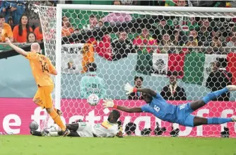  ?? — AFP ?? Netherland­s’ midfielder Davy Klaassen (L) scores past Senegal’s goalkeeper Edouard Mendy during the Qatar 2022 World Cup Group A match between Senegal and the Netherland­s at the Al Thumama Stadium in Doha.