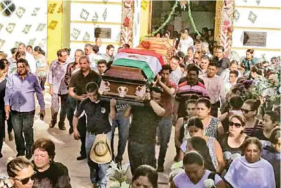  ?? ESPECIAL ?? FUNERAL. Ayer en Ahuacuotzi­ngo se llevó a cabo la misa y sepelio del experredis­ta y su familia.