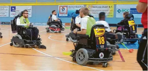  ??  ?? Stephan Mägele (links) aus Petersdorf war bei der Power Chair Hockey World Championsh­ip in der italienisc­hen Stadt Lignano erfolgreic­h. Die deutsche Mannschaft sicherte sich in dem Turnier den vierten Rang.