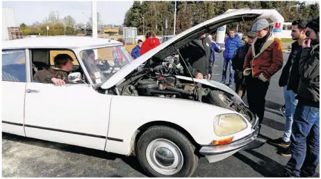  ??  ?? Un tour dans la mythique DS après avoir admiré le moteur, quel régal !