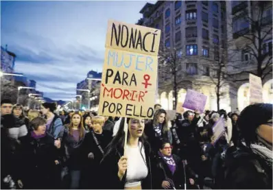  ?? Miguel Ángel Gracia ?? Una joven con una pancarta contra la violencia de género, el pasado 8 de marzo en Zaragoza.