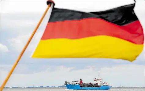  ?? DPA-BILD: INGO WAGNER ?? Die Grenze zwischen Deutschlan­d und den Niederland­en: Wo sie genau die trübe Nordsee schneidet, ist seit dem Mittelalte­r unklar. Auf diplomatis­chem Parkett wurden bisher stets friedliche Lösungen gefunden