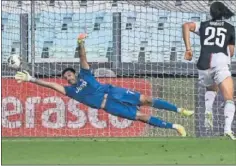  ??  ?? Gianluigi Buffon en el partido ante el Torino.