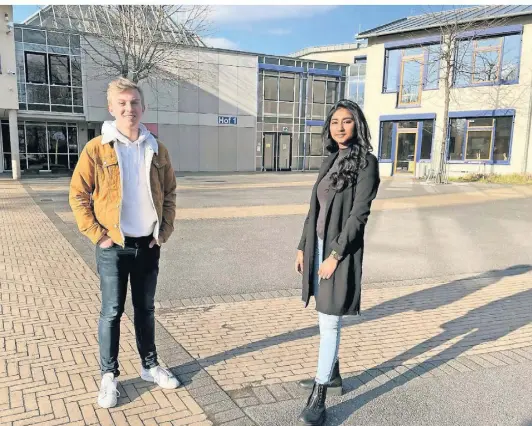  ?? FOTO: JU ?? Justin Krönauer und Raveena Babu vor dem Gymnasium in Jüchen.