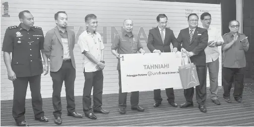  ??  ?? TAHNIAH: Solo Cleophas wakil Raymark Sdn Bhd (tiga kanan) menerima token khas sebagai pelanggan pertama Unifi (segmen perniagaan) di Sri Aman.