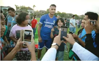  ?? GUNTUR AGA/RADAR JOGJA ?? TENAR: Bintang PSIM Raphael Maitimo saat diajak foto bareng para suporter setelah latihan.