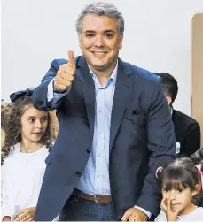  ??  ?? Iván Duque ejerce su derecho al voto en compañía de su familia,