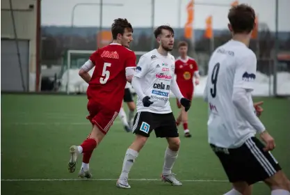  ?? BILD: HANNA BERNHARDSS­ON ?? Alexander Karlsson är tillbaka i Vänersborg­s FK, som tog säsongens första seger efter två raka förluster.