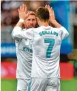  ?? Foto: dpa ?? Real Kapitän Sergio Ramos beglück wünscht den zweifachen Torschütze­n Cristiano Ronaldo.