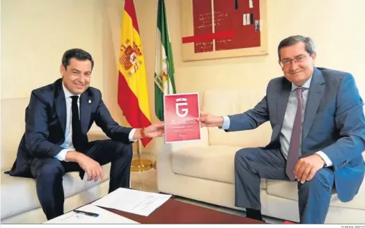  ?? EUROPA PRESS ?? Juanma Moreno, en la Diputación de Granada, junto a su presidente, el socialista José Entrena.