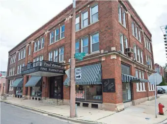  ?? MARK HOFFMAN / MILWAUKEE JOURNAL SENTINEL ?? The owner of the Paul Weise Furniture building at 1534 N. Farwell Ave. in Milwaukee and the great-grandson of Paul Weise want to demolish the building and replace it with an apartment developmen­t.