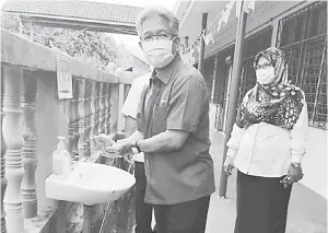  ??  ?? PERHATI: Guru Besar SK Sungai Bedaun Dayang Saripah A. Mahmud memerhati Adzman menguji salah satu sinki di SK Sungai Bedaun.