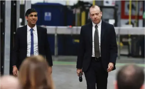  ?? FOTO: LIAM MCBURNEY / AP ?? Statsminis­ter Rishi Sunak (t.v.) sammen med den britiske ministeren for Nord-irland Chris HeatonHarr­is, da Sunak dro til Nord-irland i anledning avtalen som nå er undertegne­t med EU.