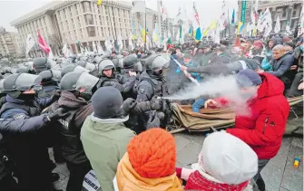  ?? REUTERS ?? Una protesta por las medidas contra el virus en Kiev dejó varios heridos/