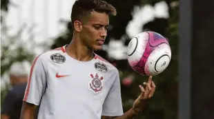  ?? Daniel Augusto Jr. - 21.mar.18/ag. Corinthian­s/divulgação ?? O meia-atacante Pedrinho, 19 anos, é o novo xodó da Fiel e tem sua entrada pedida pela galera em todos os jogos; garoto é grande aposta para o futuro