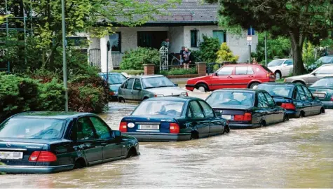  ?? Archivfoto: Anne Wall ?? So sah es im Mai 1999 in Augsburg aus: Die Straßen standen unter Wasser, Autos versanken in den Fluten. Das Pfingsthoc­hwasser, das die Stadt schwer getroffen hatte, jährt sich nun zum 20. Mal.
