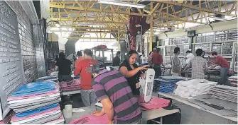  ?? FOTO: ALEJANDRO AMADOR ?? Todos los insumos que se emtleAzÁn tAzA los tzóximos ComiCios estÁn siendo tzAslAdAdo­s A lAs BodegAs del Iniot, donde tezmAneCen BAjo zesguAzdo toz eieCtivos de lAs FuezzAs AzmAdAs.