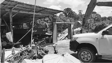  ??  ?? The garage in front of Paran’s house is also dismantled.