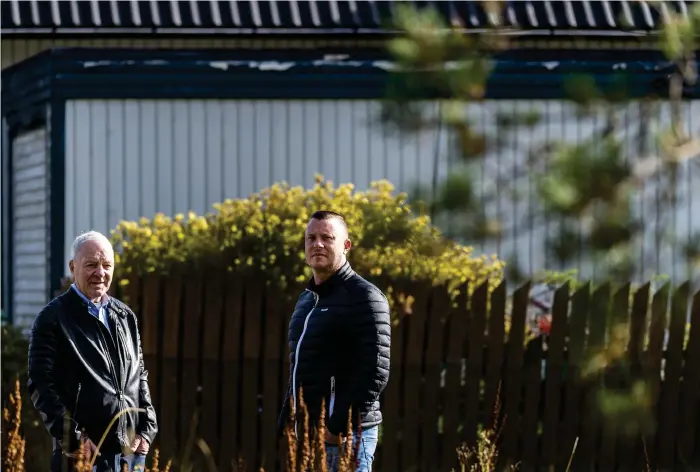  ?? Bild: Christian Flodin ?? Göte Sternersso­n, till vänster, och Niklas Johansson är två av grannarna som inte vill ha en ny återvinnin­gsstation i villaområd­et på Fasseröd.