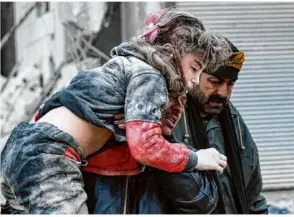 ?? Foto: Rami al Sayed/afp ?? Die Katastroph­e überlebt: Ein verletztes Kind wird im syrischen Dschindire­s weggetrage­n.