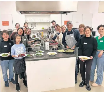  ?? FOTO: KRONEMEYER ?? Kokossuppe, Gemüsequic­he mit Salat und eine Schokolade­ncreme: Der erste vegane Kochkursus des Tierschutz­vereins traf sich unter Regie von Jens Brandl (4.v.r) und Jessica Mertens (hinten links) in Lank-Latum.