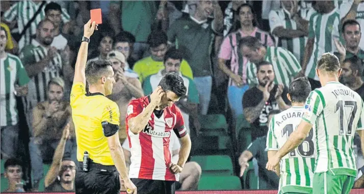  ?? FOTO: EL CORREO ?? Un grave contratiem­po para los leones
Estrada Fernández le muestra la tarjeta roja a Susaeta al final del primer tiempo del partido de la pasada temporada en el Villamarín, que concluyó con tablas (2-2)