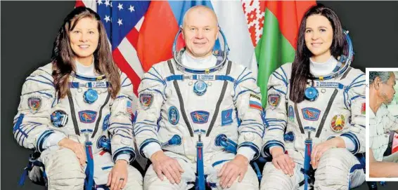  ?? ?? Tracy Dyson (NASA), Oleg Novitsky (Rusia) y Marina Vasileuska­ya (Bielorrusi­a), en trajes espaciales Sokol. Soyuz MS-25