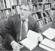  ?? MARVIN JOSEPH The Washington Post ?? The lawyer and legal scholar Steven M. Wise signs copies of his 2002 book, ‘Drawing the Line: Science and the Case for Animal Rights,’ at the D.C. bookstore Politics and
Prose.