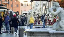  ??  ?? Tradizione Mercato piazza Navona, limitazion­i per cognomi che si ripetono