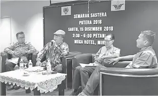  ??  ?? Ahli panel berkongsi pengalaman dengan hadirin. Dari sebelah kiri, Abang Median Abang Said, Poul Nanggang, Abizai dan Jaya Ramba selaku moderator majlis.