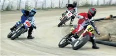  ?? BERND FRANKE/POSTMEDIA NEWS ?? Motorcycle racers in the 450 Novice class lean into a turn in qualifying Saturday night at Welland County Speedway in Welland.