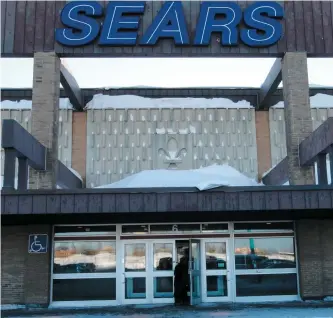  ?? PHOTO D’ARCHIVES, PASCAL HUOT ?? Hier, au magasin Sears de Place Fleur de Lys, à Québec, les employés gardaient le moral même s’ils étaient à quelques heures de mettre la clé sous la porte.