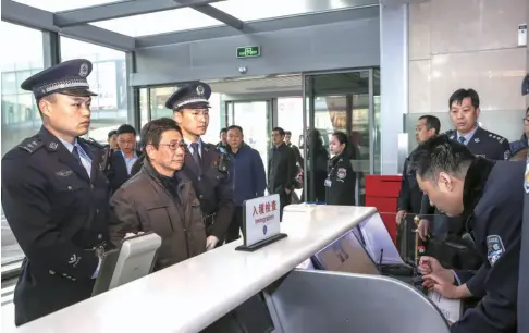  ??  ?? 2018 年 11月 30日，在北京首都国际机场，外逃保加利亚的职务犯­罪嫌疑人姚锦旗被引渡­回国(殷刚/摄)