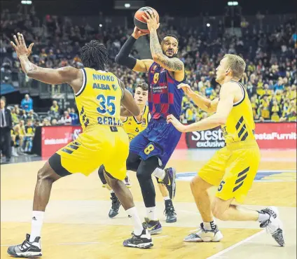  ?? FOTO: EFE ?? Hanga busca un huevo entre Nnoko y Sikma. El Barça jugó mal pero volvió a decidir un partido en la recta final