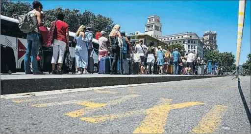  ?? DAVID AIROB ?? Durante todo el día hubo ayer una larga cola en la parada del Aerobús de la plaza Catalunya