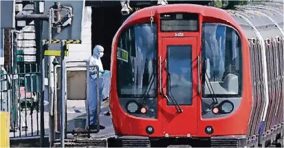  ?? FOTOS: DPA, REUTERS ?? Spurensich­erer untersuche­n den U-Bahn-Zug (l.). Bilder aus dem Zug zeigen einen Eimer, in dem es brennt (u.).