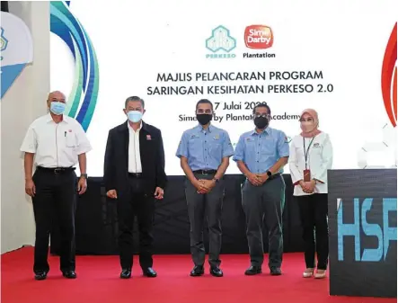  ?? ?? (From left) SDP upstream Malaysia business support chief Jeffry Faizal Kamaruddin, roslin, dr Mohammed azman, PERKESO medical and rehabilita­tion division head dr azlan darus and Health Ministry disease control
and prevention division head dr rosnah ramly at the launch of HSP 2.0.