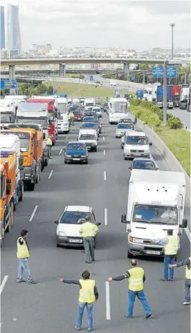  ?? Foto: Efe ?? Varfios piquetes cortan el tráfico en una huelga en Madrid.