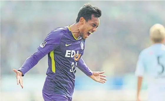  ??  ?? Sanfrecce Hiroshima’s Teerasil Dangda celebrates after scoring against Consadole Sapporo.